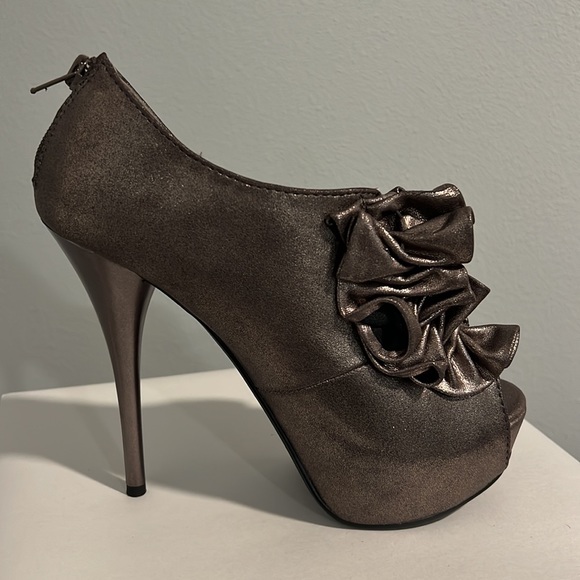 Qupid Ruffled Platform Bootie - Picture 8 of 15
